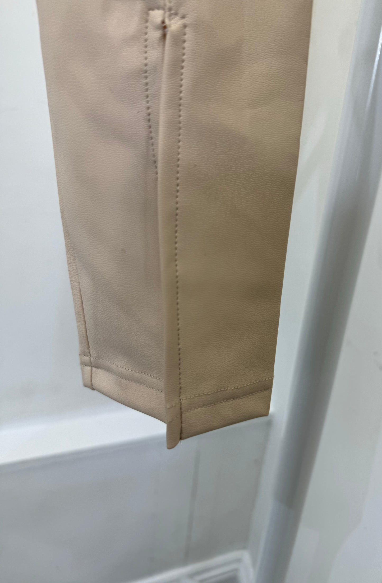 Cream leather leggings with split on the front ￼